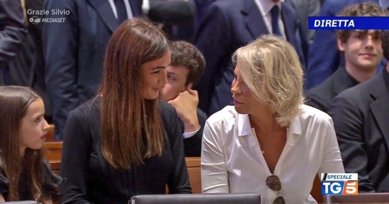 Maria De Filippi in bianco ai funerali di Silvio Berlusconi Ecco perché