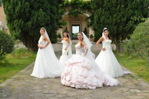 Quattro Matrimoni Italia torna con La Pina, voce narrante dei matrimoni più stravaganti della tv.