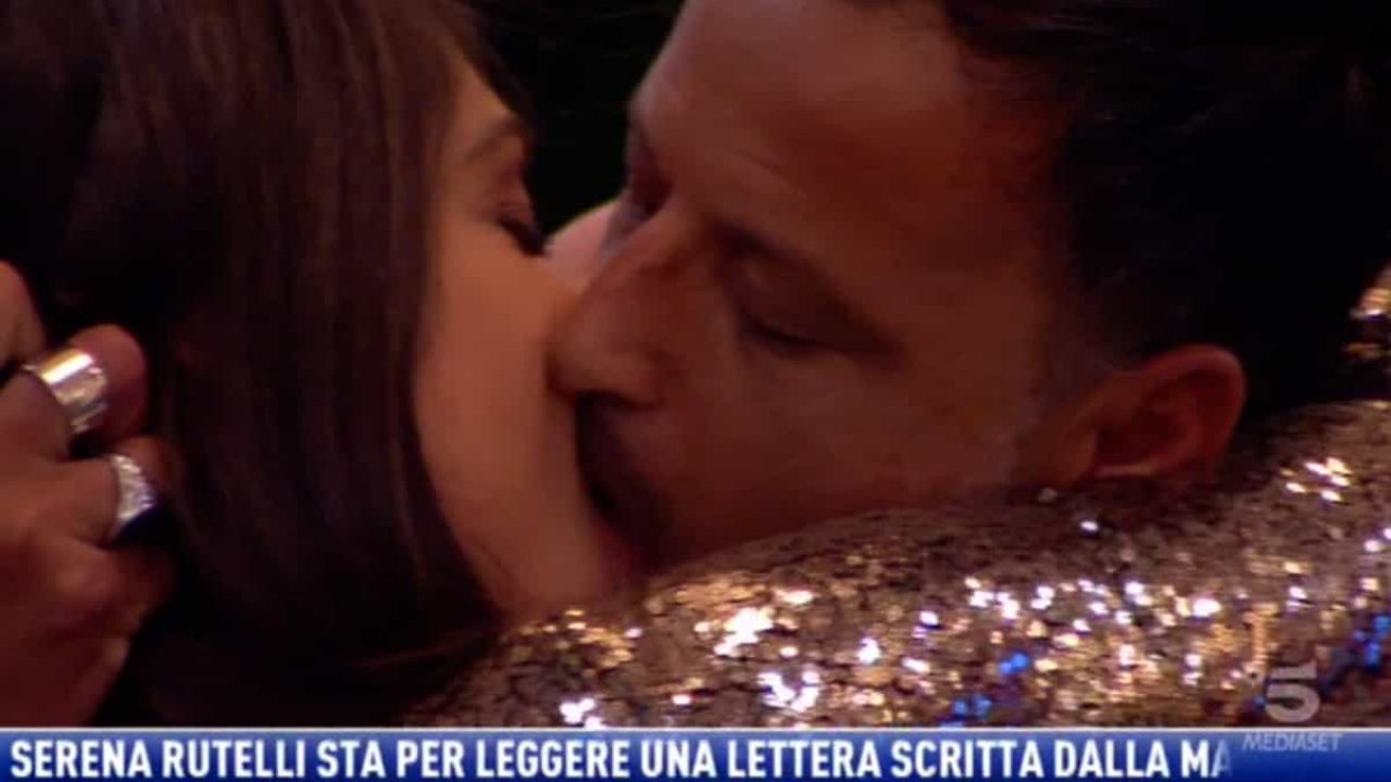 Grande Fratello 16 | bacio Kikò Nalli Ambra Lombardo | video Mediaset