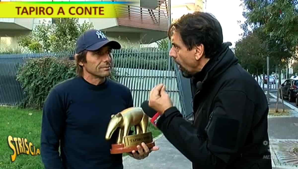 Valerio Staffelli consegna il Tapiro d'Oro ad Antonio Conte per la