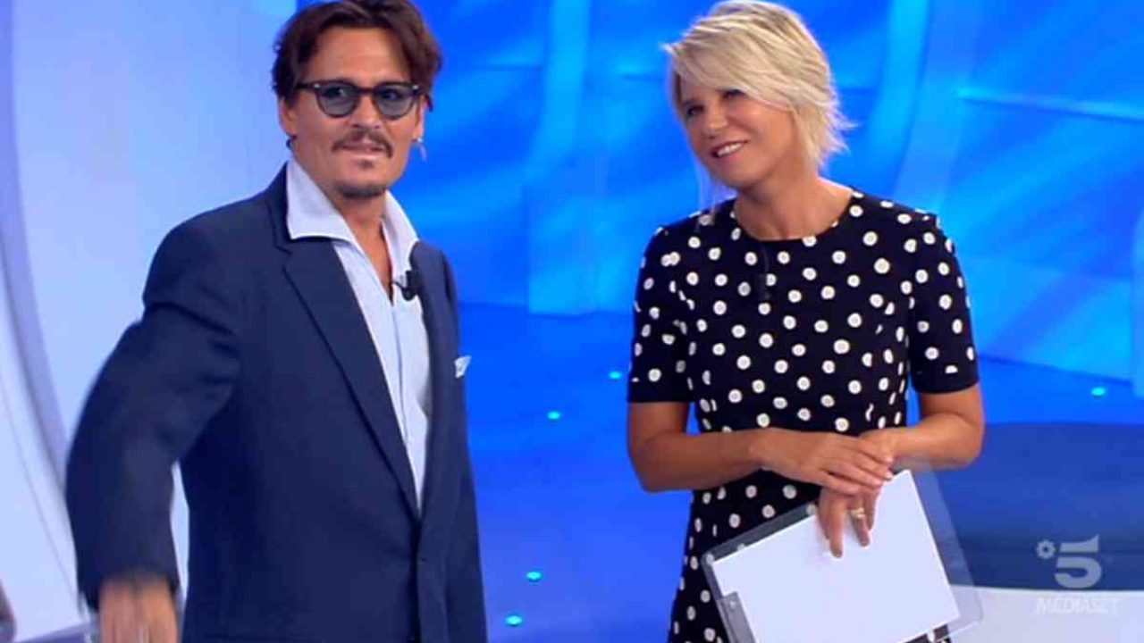 Johnny Depp Pirata A Cè Posta Per Te 2020 Lintervista Di Maria De Filippi Video Witty Tv