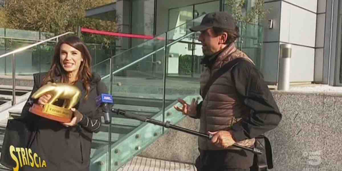 Tapiro D'oro Elisabetta Canalis: La Consegna A Striscia La Notizia | Video