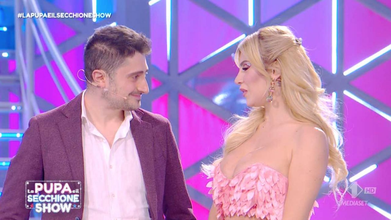 Paola Caruso Vs Elena Morali a La Pupa e il Secchione Show Video