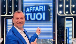 Affari tuoi non in onda 2 e 3 maggio. Perché? I motivi e quando torna in TV