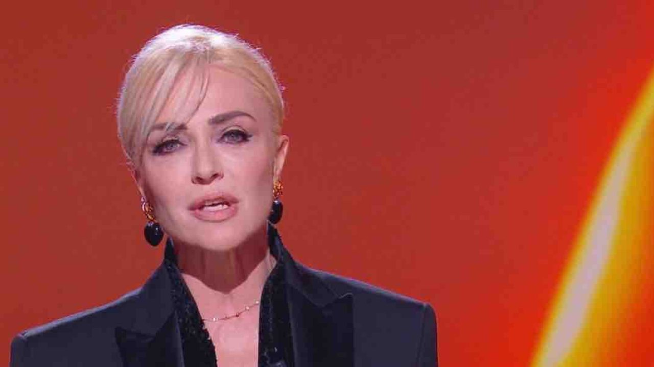 Le Iene, il monologo di Paola Barale sulla menopausa: c’è ancora un gran  pezzo di vita, di nuvole e di sogni, tutti da mordere | Video Mediaset