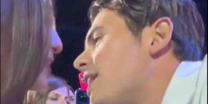 Federico Rossi bacia una ragazza nel pubblico dei Tim Summer Hits 2023: il video divide i fan