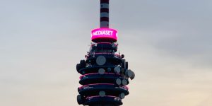 Mese internazionale per la prevenzione del tumore al seno, la Torre Mediaset si illumina di Rosa