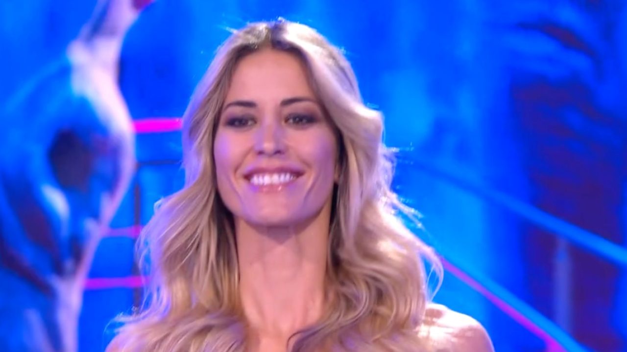 La sfilata di Elena Santarelli a Ciao Darwin 2023: il Defilè | Video  Mediaset