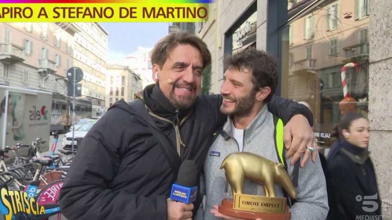 Stefano De Martino pubblica la foto del tapiro d'oro di Striscia