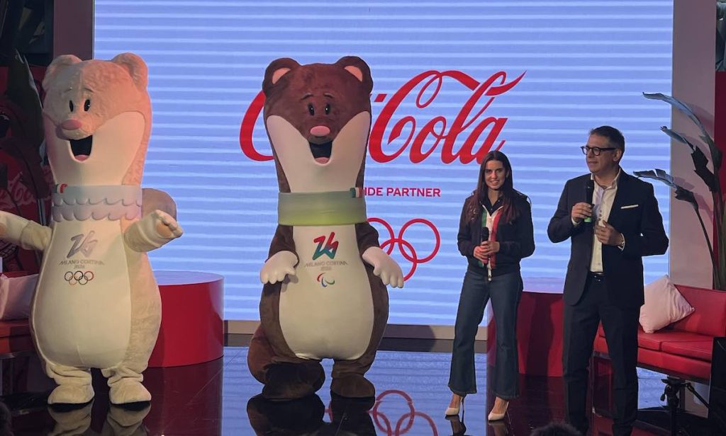 Sanremo 2024, Coca-Cola accoglie le mascotte di Milano Cortina 2026