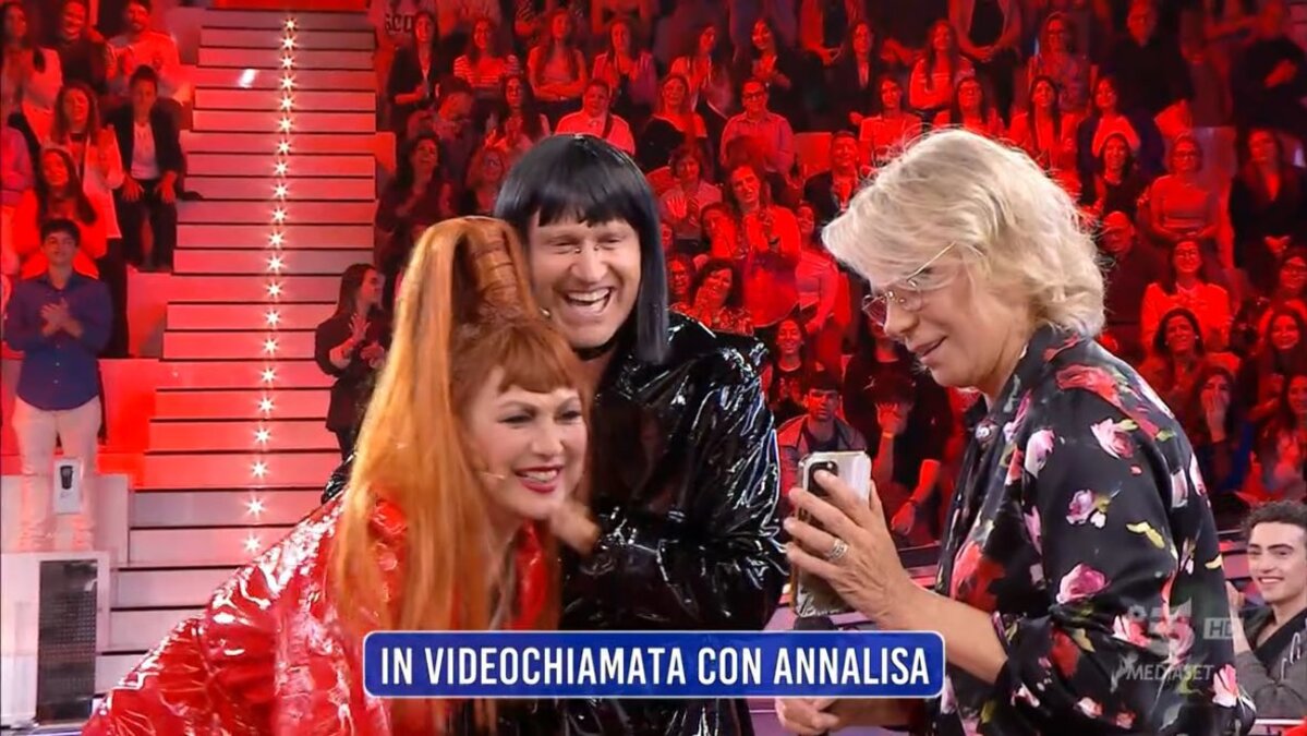 Amici 23, Zerbi vestito da Annalisa, Maria De Filippi la videochiama | Video