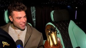 Fedez riceve un Tapiro d'oro con i ricci per il dissing con Tony Effe: