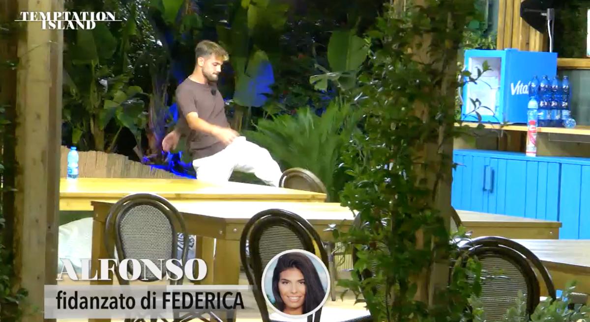 Temptation Island 2024, Alfonso vede Federica vicino a Stefano: “Ha superato il limite” | Video Witty Tv