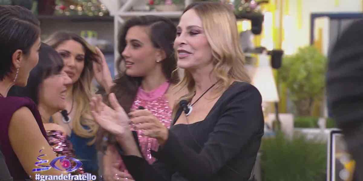 Grande Fratello, Giglio contro Stefania Orlando e poi riabbraccia la mamma | Video Mediaset