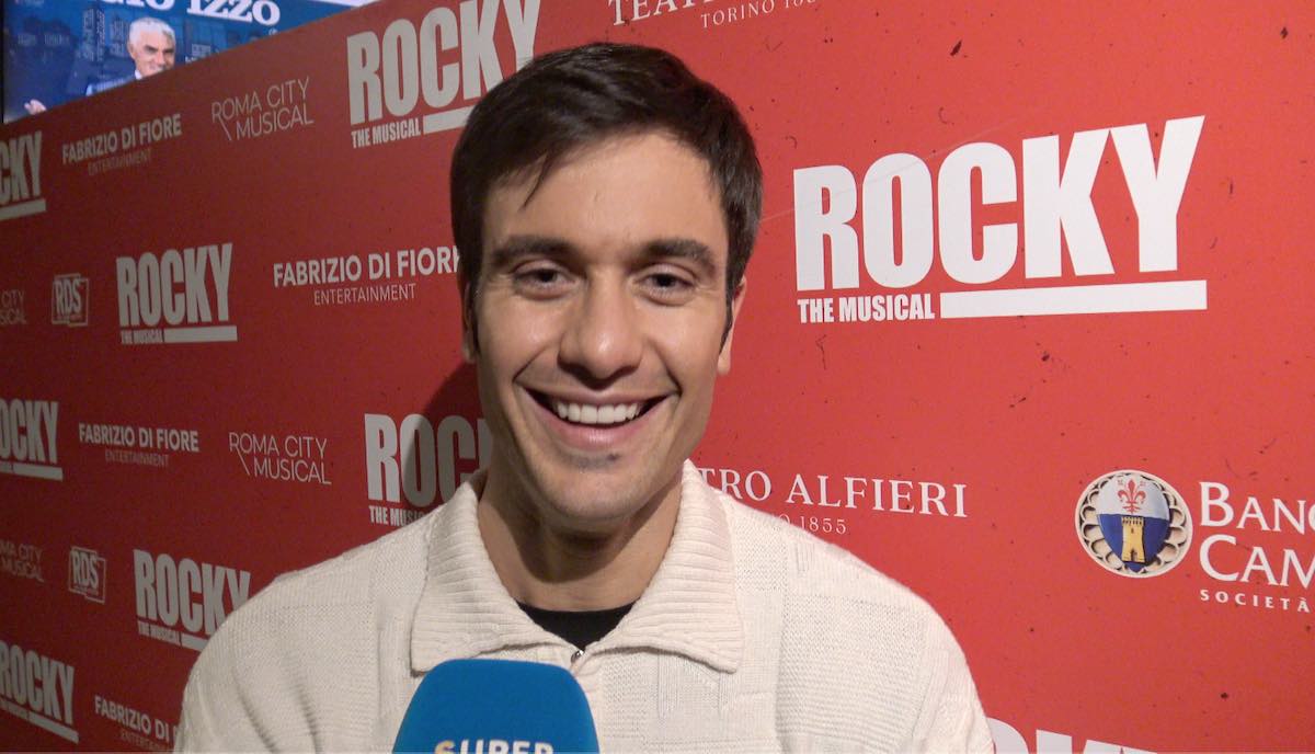 Pierpaolo Pretelli: Rocky a teatro, dolce papà dei suoi figli e premuroso compagno per Giulia Salemi – Intervista video