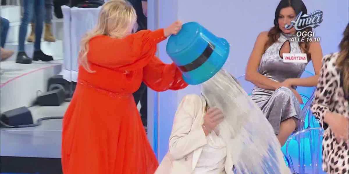 Uomini e Donne, Tina tira un secchio d’acqua a Gemma: “è un anticipo di Carnevale” | Video Witty Tv