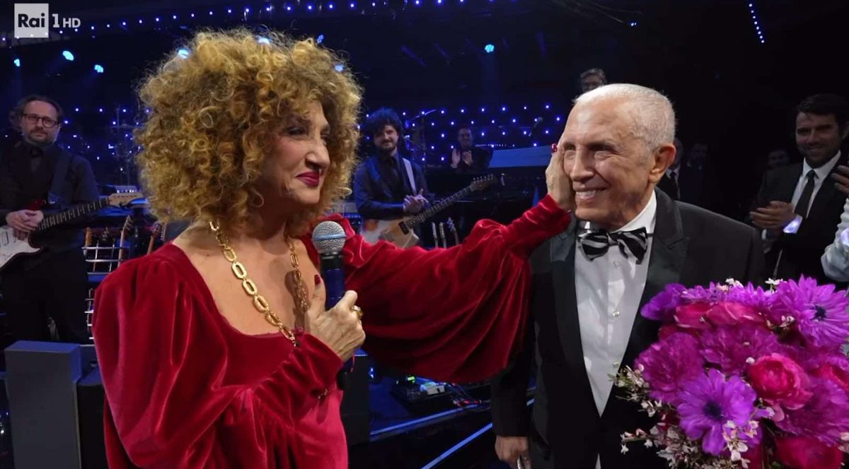 Marcella Bella emoziona cantando L’emozione non ha voce: l’omaggio e l’abbraccio al fratello Gianni presente all’Ariston